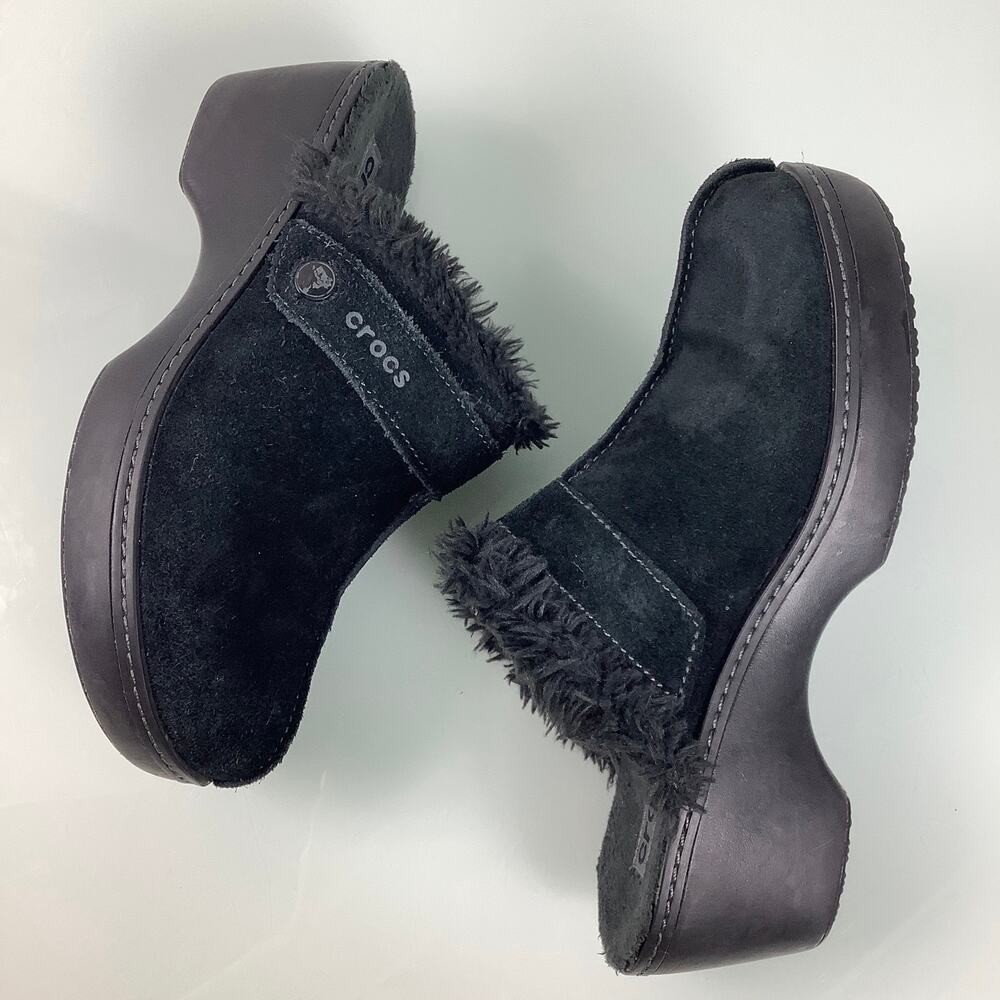 CROCS Black Suede Sherpa lined Clogs Mules women SZ 7 EUC - Picture 10 of 12